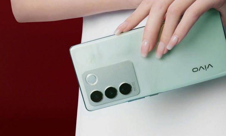 华为手机前面的柔光灯
:vivo S16新品：“双面柔光人像”新技术，样张对比差别大！