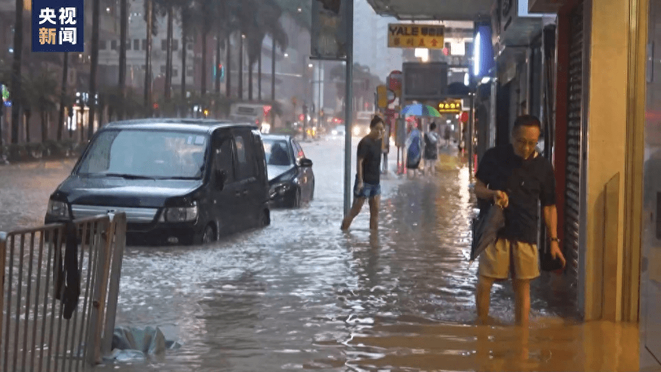 手机女主播:香港遭遇百年一遇大暴雨 多地积水交通受阻学校停课